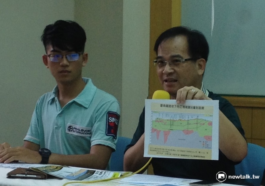 前台南縣長蘇煥智(右)強調,南鐵地下化可能造成土壤液化,萬一再遇到大地震,房屋倒塌恐將死傷慘重。 圖:周富美/攝 前台南縣長蘇煥智(右)強調,南鐵地下化可能造成土壤液化,萬一再遇到大地震,房屋倒塌恐將死傷慘重。 圖:周富美/攝
