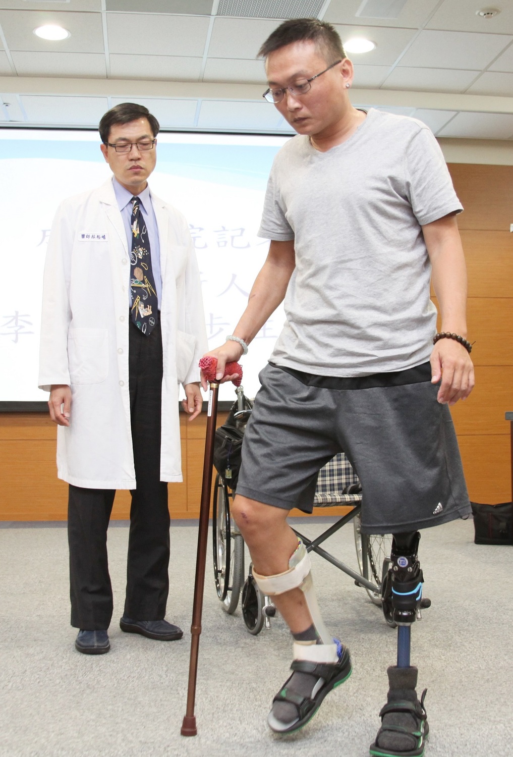 維冠大樓左腿截肢傷患李宗典(右)將於6日出院,台南成大醫院5日召開記者會,祝福他逐步邁向新生。 維冠大樓左腿截肢傷患李宗典(右)將於6日出院,台南成大醫院5日召開記者會,祝福他逐步邁向新生。