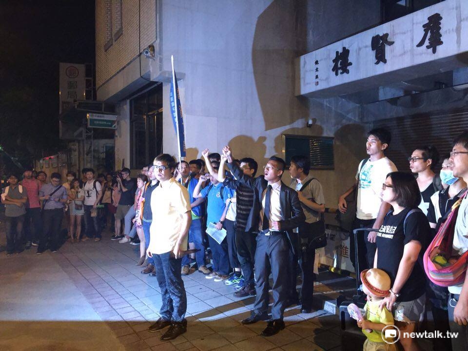 「拆車輪計畫」5日晚間於立院外發起反一例一休抗爭,並在現場高呼口號。 圖:柯昱安/攝 「拆車輪計畫」5日晚間於立院外發起反一例一休抗爭,並在現場高呼口號。 圖:柯昱安/攝