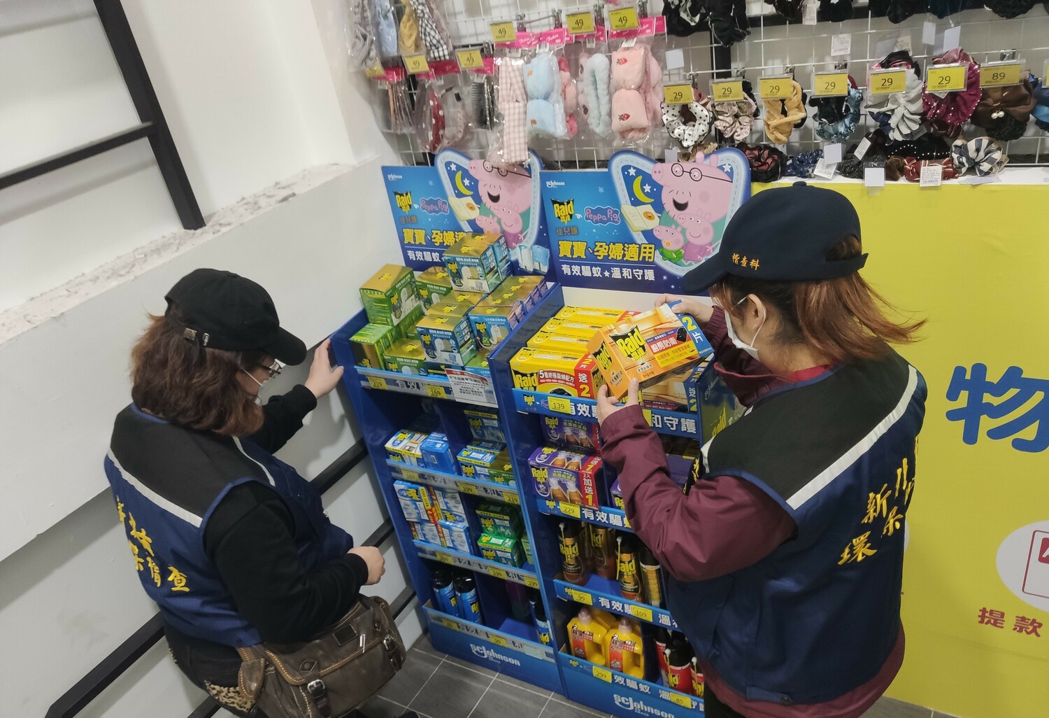 環保局人員進行環境用藥商品稽查。 圖:新北市環保局提供 環保局人員進行環境用藥商品稽查。 圖:新北市環保局提供