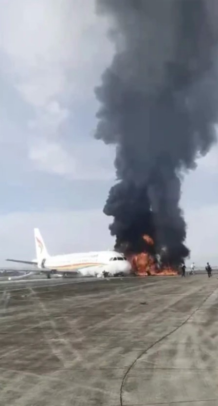 中國西藏航空公司的一架飛機於重慶江北國際機場起飛時,偏出跑道起火。 圖:翻攝自南都即時 中國西藏航空公司的一架飛機於重慶江北國際機場起飛時,偏出跑道起火。 圖:翻攝自南都即時