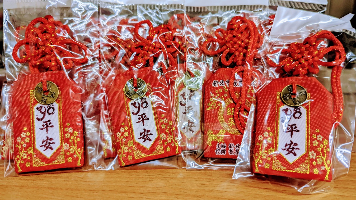 使用悠遊卡支付規費,贈送板橋慈惠宮媽祖加持平安符。 圖:新北市動保處提供 使用悠遊卡支付規費,贈送板橋慈惠宮媽祖加持平安符。 圖:新北市動保處提供