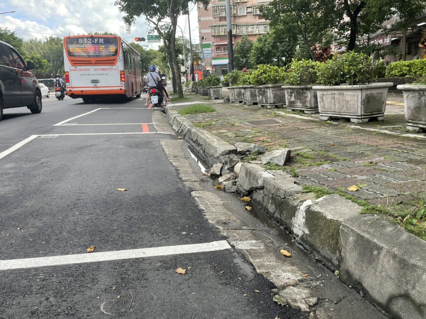 中和區民德路人行道破損。 圖:立委江永昌服務處提供 中和區民德路人行道破損。 圖:立委江永昌服務處提供