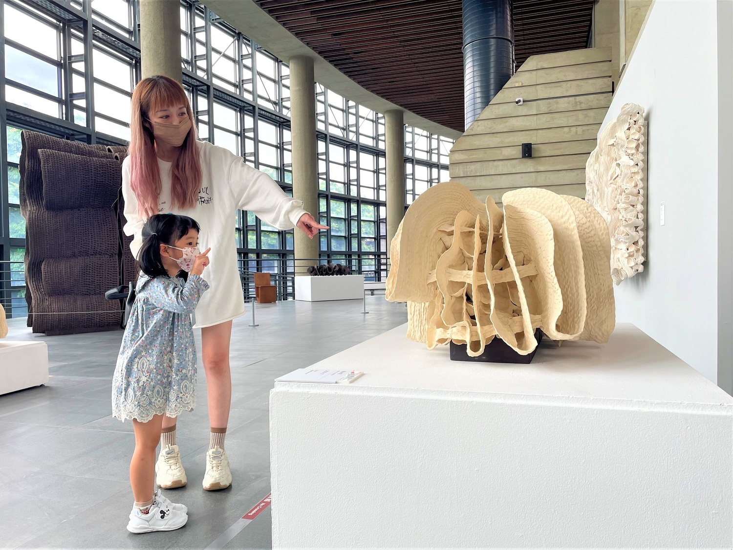 隨行的爸媽為小孩介紹陶藝作品,不但能補充孩子的藝術能量,也能共享親子藝術好時光。 圖:鶯歌陶瓷博物館提供 隨行的爸媽為小孩介紹陶藝作品,不但能補充孩子的藝術能量,也能共享親子藝術好時光。 圖:鶯歌陶瓷博物館提供