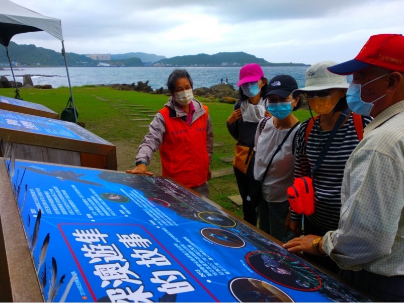 志工導覽遊隼生態,並宣導賞鳥3不原則。 圖:新北市動保處提供 志工導覽遊隼生態,並宣導賞鳥3不原則。 圖:新北市動保處提供