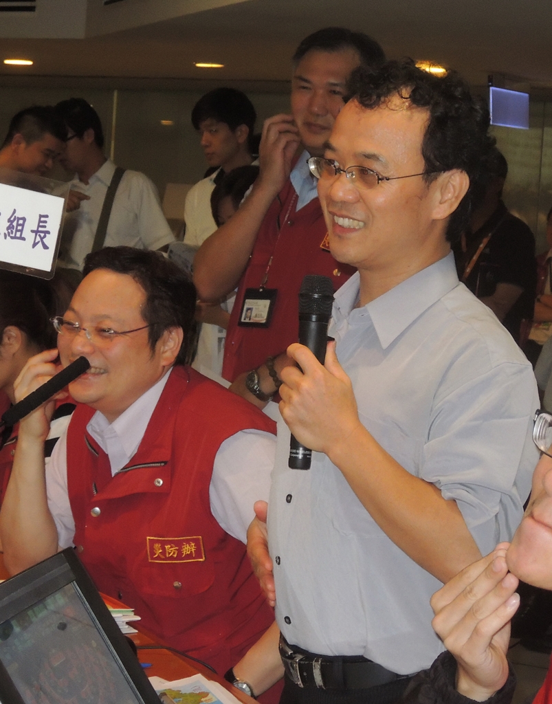 天氣風險管理公司代表尷尬的指出,「報告指揮官,有這麼多媒體在,不好吧?」此言一出,也讓現場的市府團隊都忍不住笑了出來。 圖:陳冠廷/攝 天氣風險管理公司代表尷尬的指出,「報告指揮官,有這麼多媒體在,不好吧?」此言一出,也讓現場的市府團隊都忍不住笑了出來。 圖:陳冠廷/攝