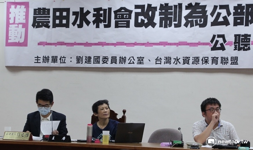 立法院12日召開公聽會,民進黨立委劉建國(左1)呼籲政府應重視水利會將農業用水賣給工業使用,導致地層下陷的問題。 圖:林湘芸/攝 立法院12日召開公聽會,民進黨立委劉建國(左1)呼籲政府應重視水利會將農業用水賣給工業使用,導致地層下陷的問題。 圖:林湘芸/攝