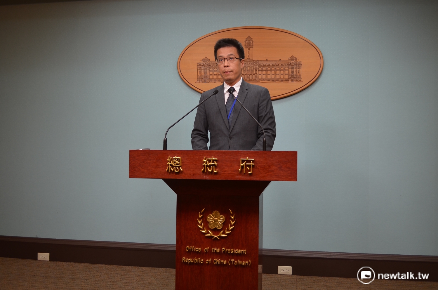 總統府發言人黃重諺12日晚間7時針對中非南海仲裁案發表正式聲明,強調政府絕不接受這項仲裁結果。 圖:柯昱安/攝 總統府發言人黃重諺12日晚間7時針對中非南海仲裁案發表正式聲明,強調政府絕不接受這項仲裁結果。 圖:柯昱安/攝