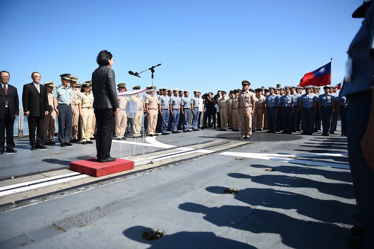 總統蔡英文(左)在迪化艦上向官兵喊話,告訴大家「這艘船代表中華民國,各位身上的制服就代表國民的託付」。 圖:軍聞社提供 總統蔡英文(左)在迪化艦上向官兵喊話,告訴大家「這艘船代表中華民國,各位身上的制服就代表國民的託付」。 圖:軍聞社提供