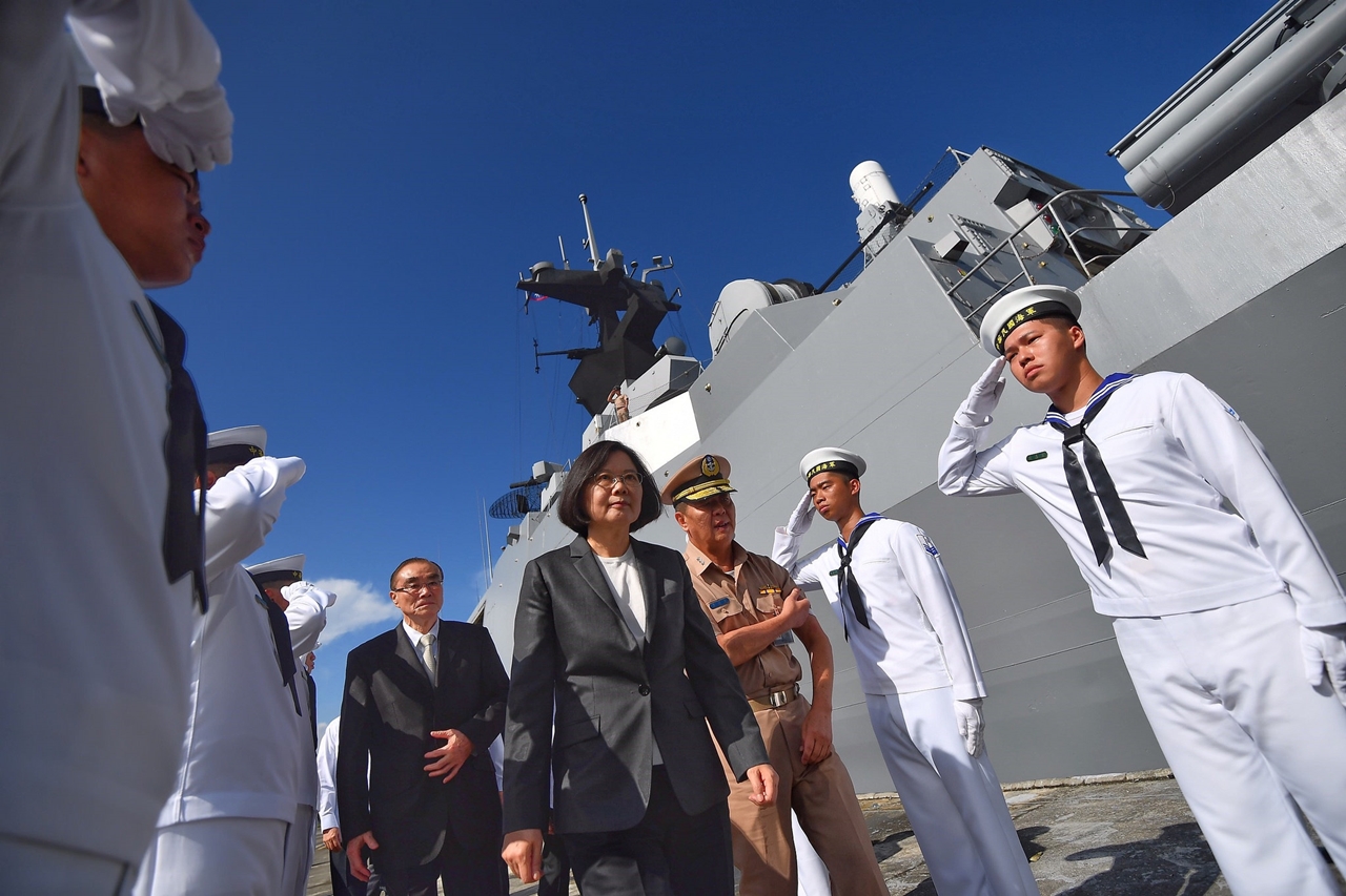 總統蔡英文(中)登上迪化艦巡視。 圖:軍聞社提供 總統蔡英文(中)登上迪化艦巡視。 圖:軍聞社提供