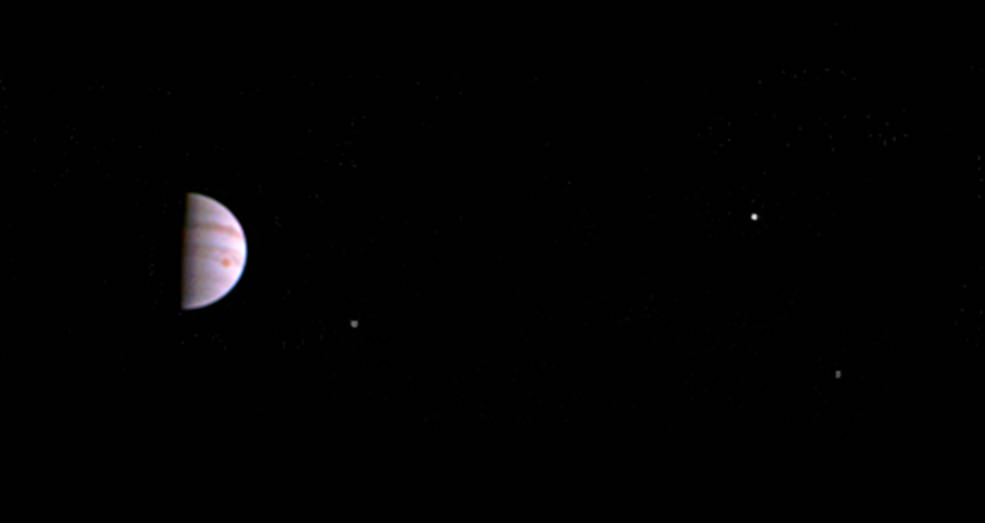 NASA週二公布的照片顯示,有著大紅斑的木星被最大的埃歐(左)、歐羅巴(右上)及蓋尼米德等3顆衛星環繞,木星上的紅斑非常清楚。 圖:翻攝美國太空總署官網 NASA週二公布的照片顯示,有著大紅斑的木星被最大的埃歐(左)、歐羅巴(右上)及蓋尼米德等3顆衛星環繞,木星上的紅斑非常清楚。 圖:翻攝美國太空總署官網