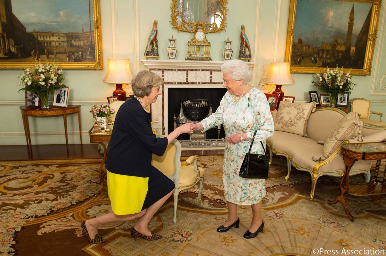 梅伊(Theresa May)13日在白金漢宮接受女王伊麗莎白二世任命後,正式就任英國首相。 圖:翻攝英國皇室臉書 梅伊(Theresa May)13日在白金漢宮接受女王伊麗莎白二世任命後,正式就任英國首相。 圖:翻攝英國皇室臉書