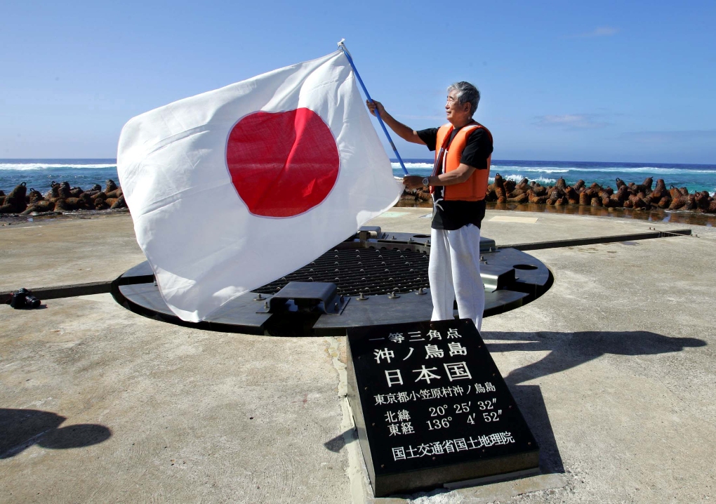 由於擔心受到海浪侵蝕,面積不斷縮小的沖之鳥的地位將受到仲裁波及,日本政府14日宣布,未來將極力闡述沖之鳥「不是岩礁而是島。」 由於擔心受到海浪侵蝕,面積不斷縮小的沖之鳥的地位將受到仲裁波及,日本政府14日宣布,未來將極力闡述沖之鳥「不是岩礁而是島。」