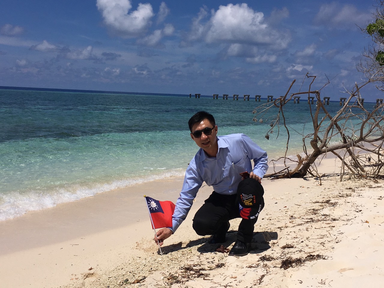 國民黨立委江啟臣登島後,在太平島上插上中華民國國旗。 圖:江啟臣辦公室提供 國民黨立委江啟臣登島後,在太平島上插上中華民國國旗。 圖:江啟臣辦公室提供