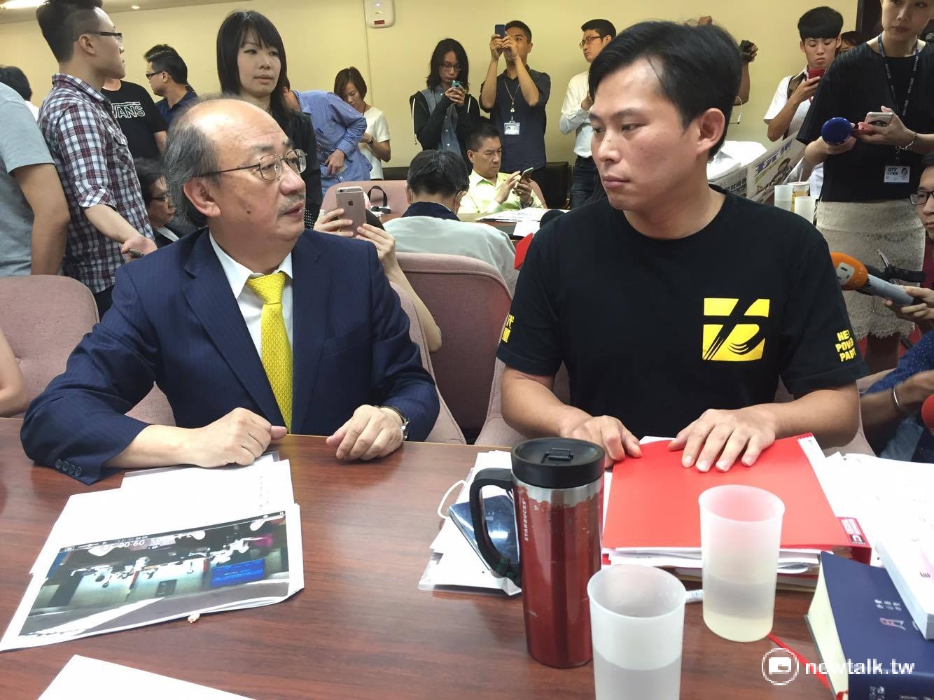立法院21日衛環委員會排審勞工一例一休,不過因為召委林淑芬缺席拒審,國民黨、時代力量霸佔主席台抗議。 圖:鄭佑漢/攝 立法院21日衛環委員會排審勞工一例一休,不過因為召委林淑芬缺席拒審,國民黨、時代力量霸佔主席台抗議。 圖:鄭佑漢/攝