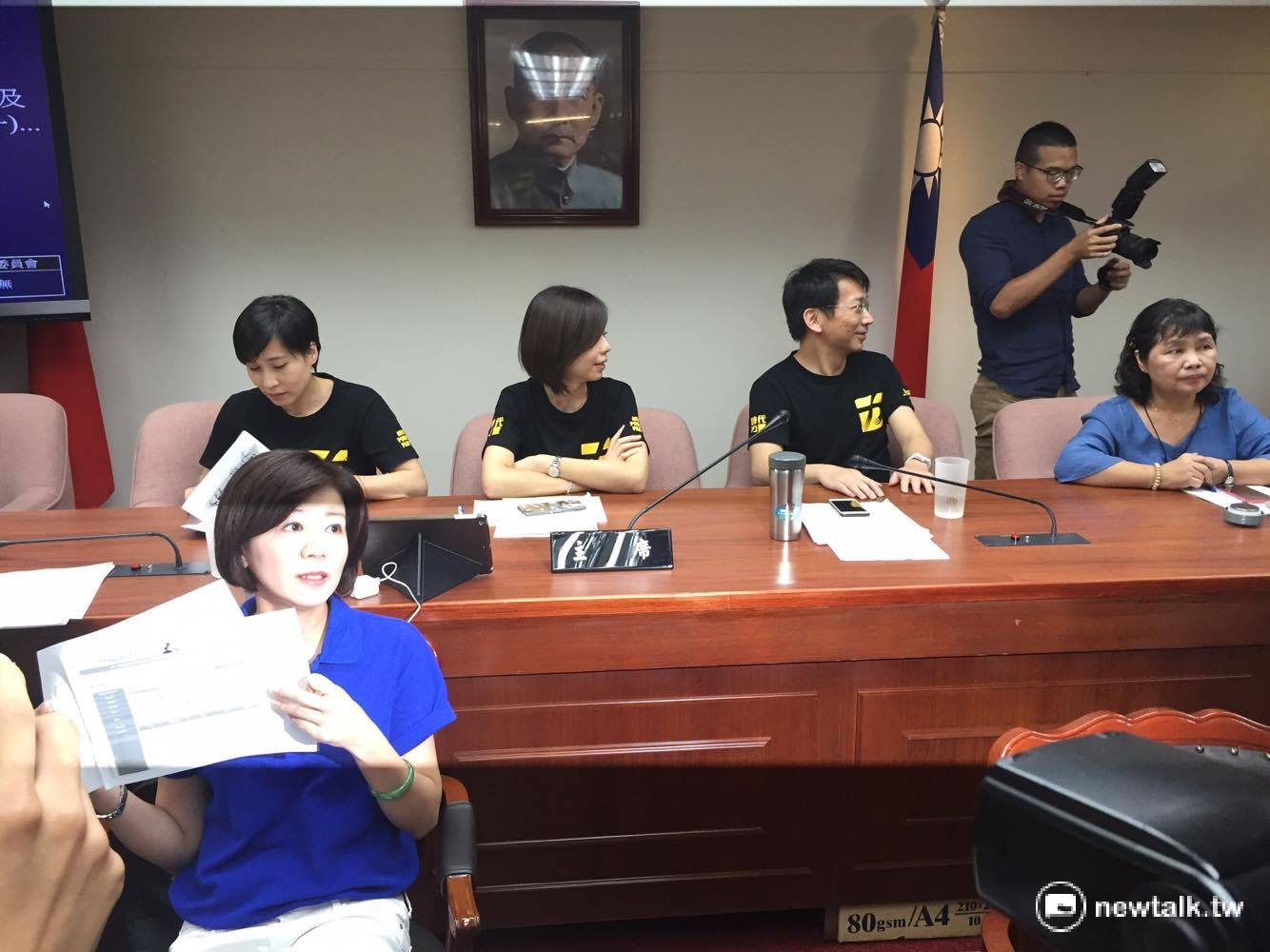 立法院21日衛環委員會排審勞工一例一休,不過因為召委林淑芬缺席拒審,國民黨、時代力量霸佔主席台抗議。 圖:鄭佑漢/攝 立法院21日衛環委員會排審勞工一例一休,不過因為召委林淑芬缺席拒審,國民黨、時代力量霸佔主席台抗議。 圖:鄭佑漢/攝