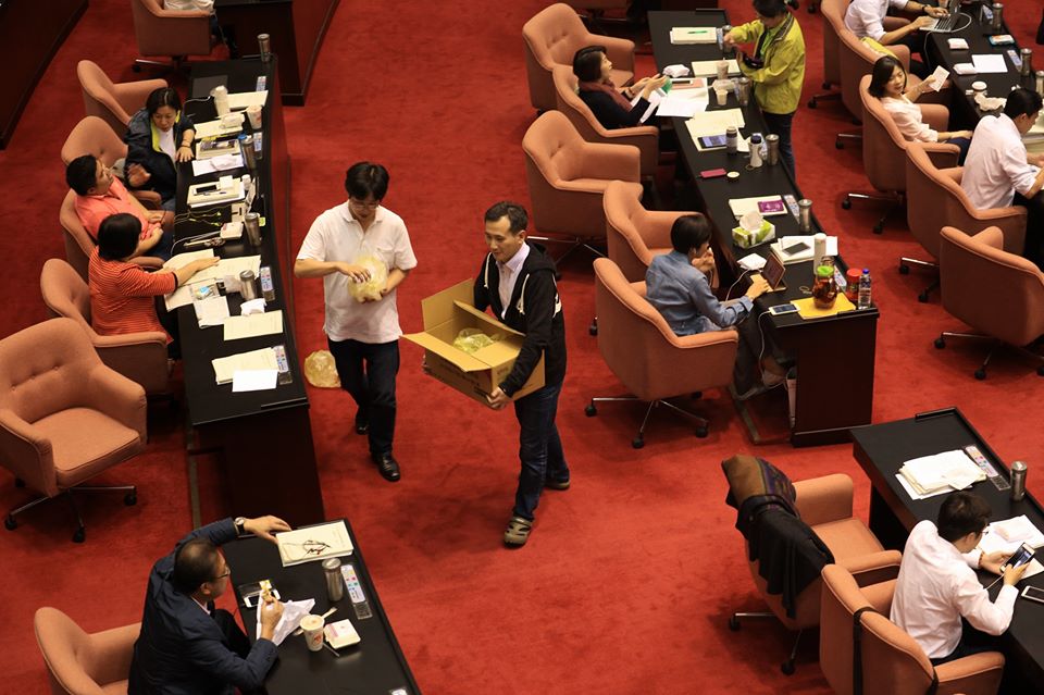 民進黨立委蔡適應(白衣者)到議場內發送基隆炭烤三明治給立委、媒體及議事人員。 圖:翻攝自蔡適應臉書專頁 民進黨立委蔡適應(白衣者)到議場內發送基隆炭烤三明治給立委、媒體及議事人員。 圖:翻攝自蔡適應臉書專頁