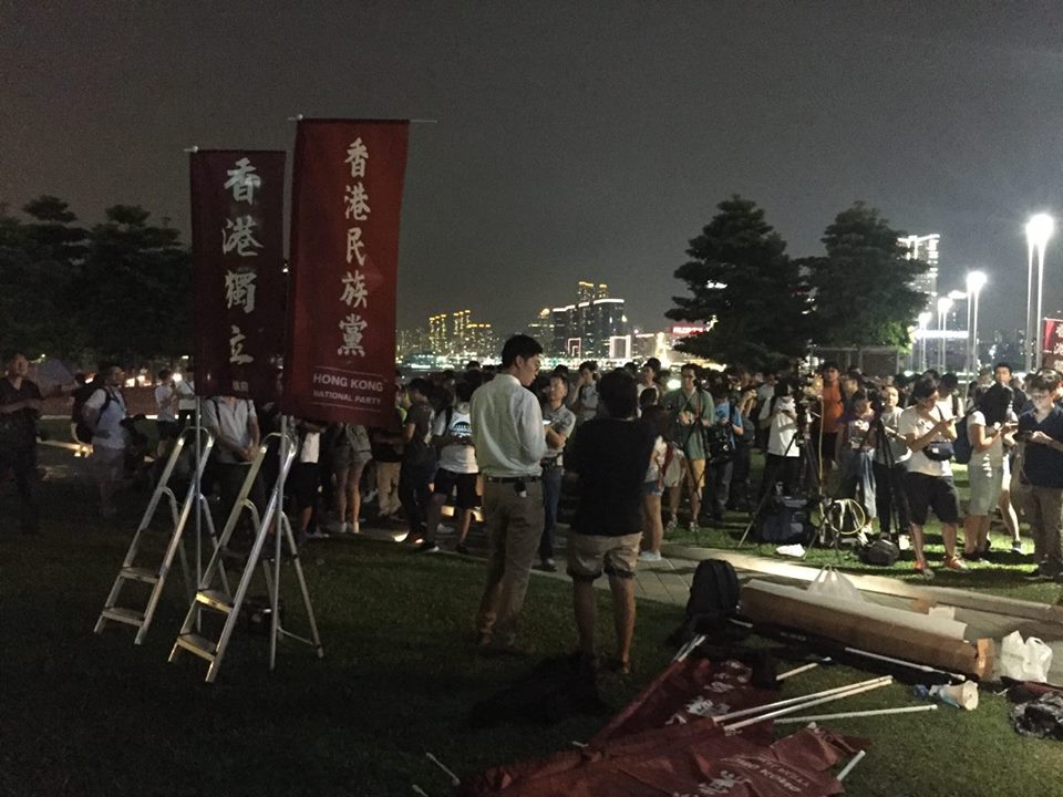 香港民族黨召集人陳浩天(前排左)因為港獨立場鮮明,無法參選立法會選舉,揚言將有進一步行動。 圖:翻攝香港民族黨臉書 香港民族黨召集人陳浩天(前排左)因為港獨立場鮮明,無法參選立法會選舉,揚言將有進一步行動。 圖:翻攝香港民族黨臉書