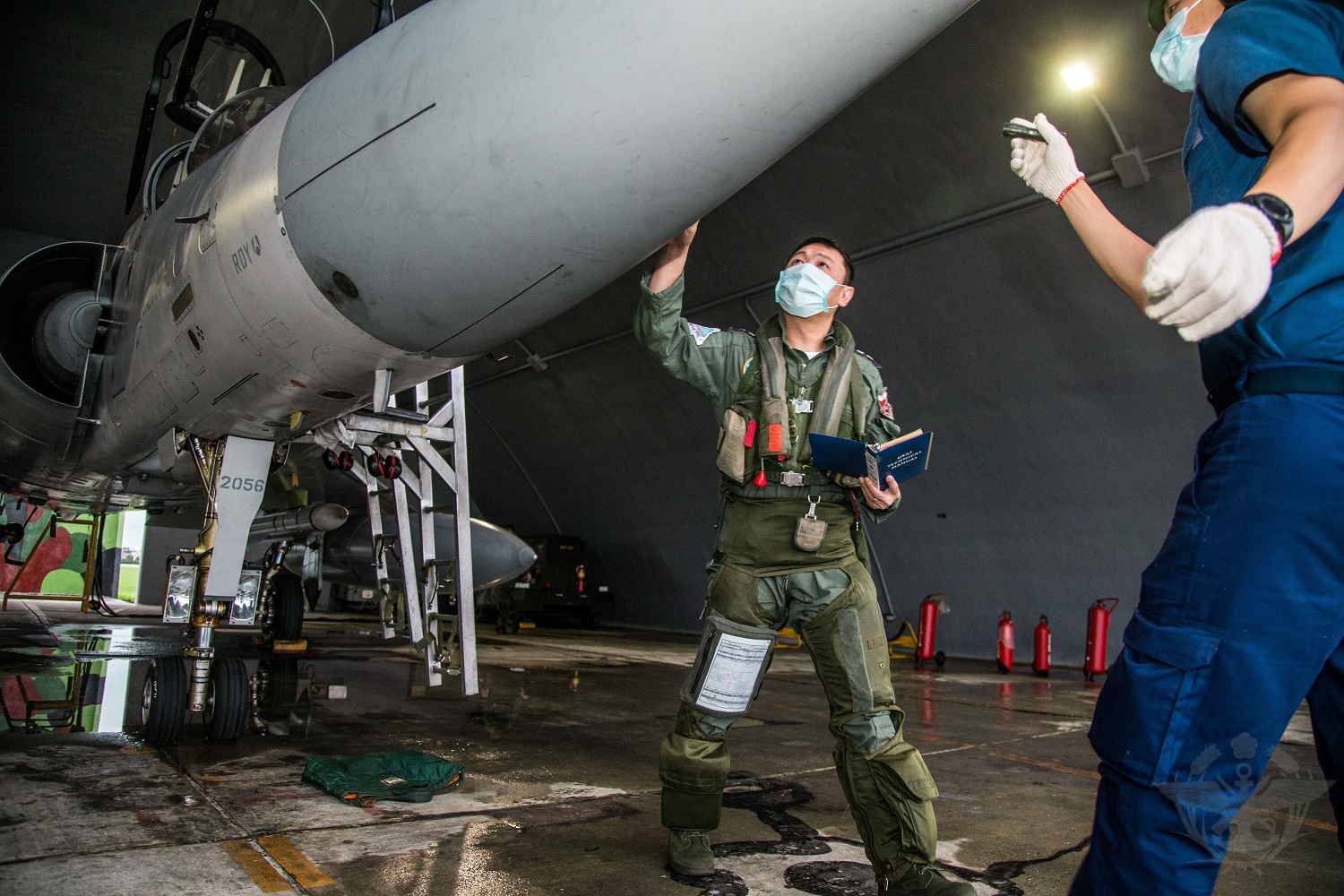 空軍第二聯隊幻象戰機空地勤人員起飛前執行360度檢查。 圖:國防部提供 空軍第二聯隊幻象戰機空地勤人員起飛前執行360度檢查。 圖:國防部提供