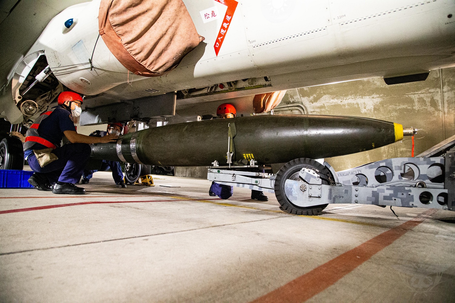 空軍第三聯隊IDF戰機執行通用炸彈掛載。 圖:國防部提供 空軍第三聯隊IDF戰機執行通用炸彈掛載。 圖:國防部提供