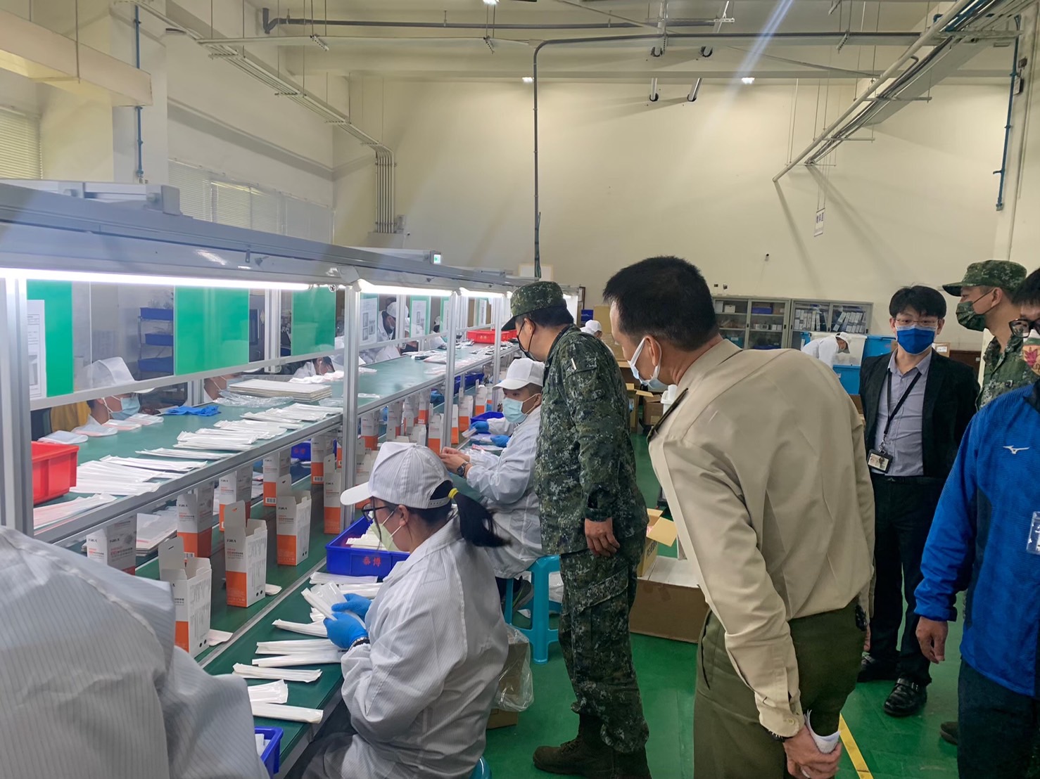 侯友宜感謝國軍弟兄協助製作快篩試劑。 圖:新北市民政局提供 侯友宜感謝國軍弟兄協助製作快篩試劑。 圖:新北市民政局提供
