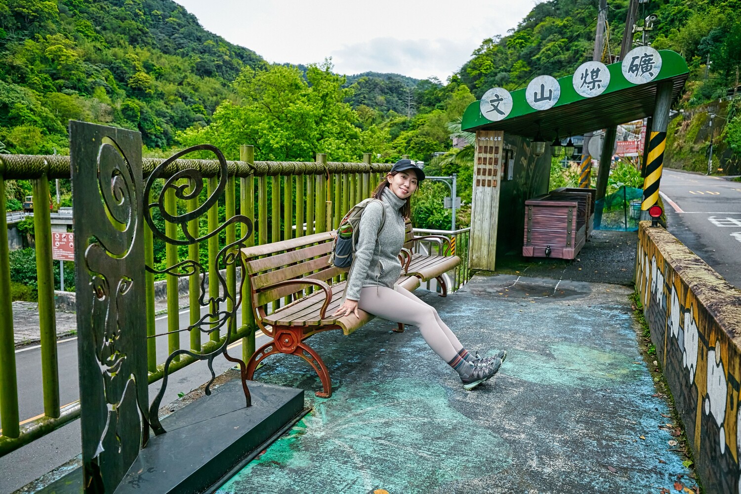 文山煤礦站-礦工台車特色巴士等候站與「螢火蟲礦工」地景藝術,適合旅拍打卡。 圖:新北市觀旅局提供 文山煤礦站-礦工台車特色巴士等候站與「螢火蟲礦工」地景藝術,適合旅拍打卡。 圖:新北市觀旅局提供
