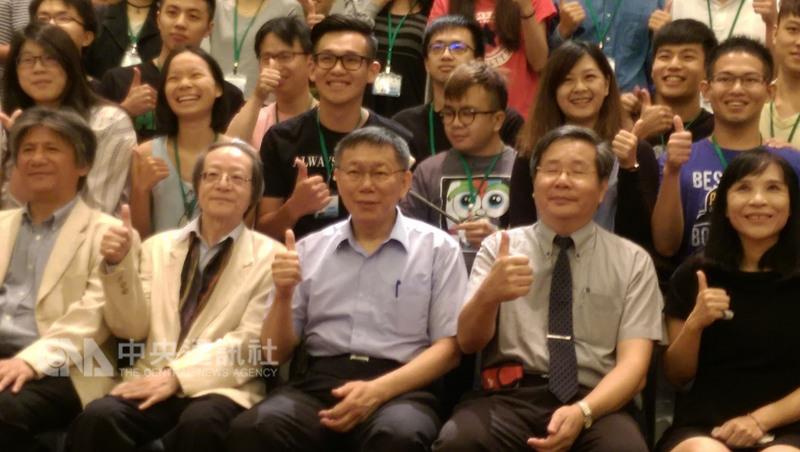 台北市長柯文哲(左3)出席凱達格蘭學校青年領袖夏令營前受訪指出,不論上海代表在雙城論壇中出怪牌或怪招,我方將以對等尊嚴原則因應。 台北市長柯文哲(左3)出席凱達格蘭學校青年領袖夏令營前受訪指出,不論上海代表在雙城論壇中出怪牌或怪招,我方將以對等尊嚴原則因應。