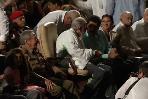 古巴強人、前總統卡斯楚(著白衣中坐者)歡慶90歲大壽,弟弟勞爾(左)與委內瑞拉總統馬杜洛(右三)陪同出席生日活動。 圖:翻攝卡斯楚臉書 古巴強人、前總統卡斯楚(著白衣中坐者)歡慶90歲大壽,弟弟勞爾(左)與委內瑞拉總統馬杜洛(右三)陪同出席生日活動。 圖:翻攝卡斯楚臉書