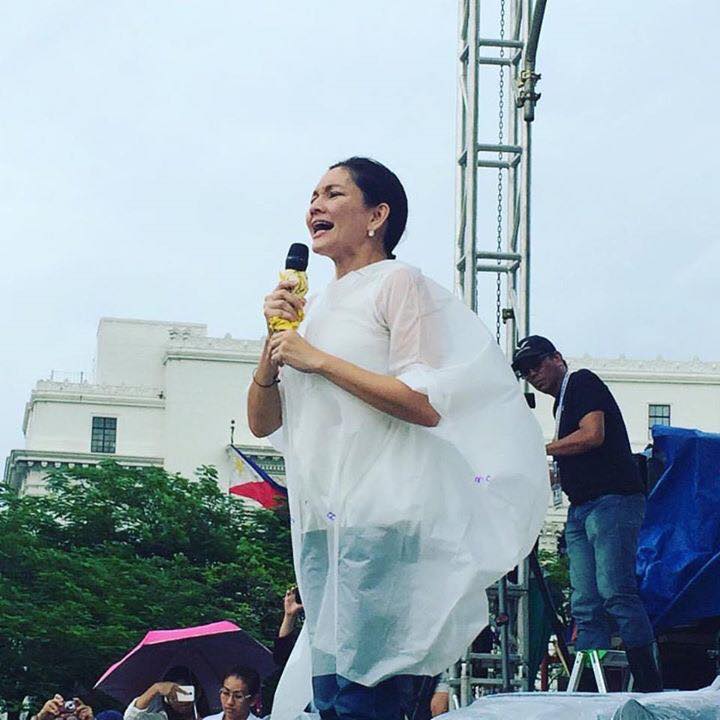 菲律賓國會議員洪蒂維羅斯冒雨聲援抗議民眾,她表示已經在參院提出動議,阻止馬可仕國葬。 圖:翻攝洪蒂維羅斯臉書 菲律賓國會議員洪蒂維羅斯冒雨聲援抗議民眾,她表示已經在參院提出動議,阻止馬可仕國葬。 圖:翻攝洪蒂維羅斯臉書