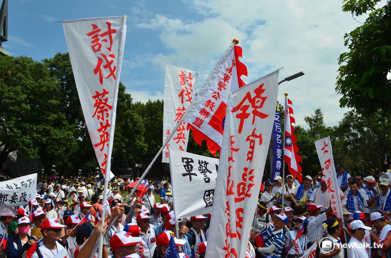 公務人員團體在現場高舉「討伐蔡英文」旗幟。 圖:柯昱安/攝 公務人員團體在現場高舉「討伐蔡英文」旗幟。 圖:柯昱安/攝