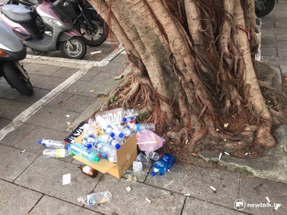 台大醫院外頭有隨處丟棄的紙箱,寶特瓶與垃圾。 圖:網友提供 台大醫院外頭有隨處丟棄的紙箱,寶特瓶與垃圾。 圖:網友提供