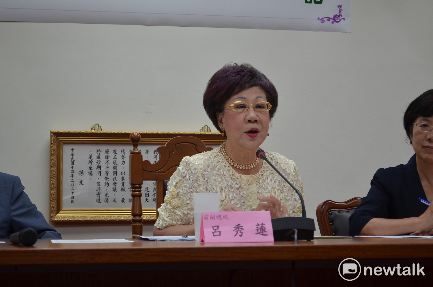 前副總統呂秀蓮17日受訪時表示,若2018地方選舉,若民進黨於台北市再提不出人選,就是自貶黨格。 前副總統呂秀蓮17日受訪時表示,若2018地方選舉,若民進黨於台北市再提不出人選,就是自貶黨格。