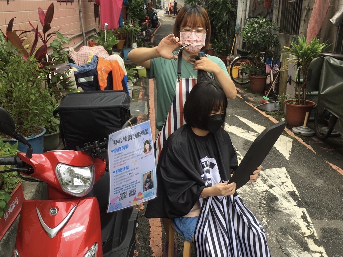 宋群表示,只要有人需要,她就會騎著改良的「行動快剪車」幫人義剪。 圖:移民署/提供 宋群表示,只要有人需要,她就會騎著改良的「行動快剪車」幫人義剪。 圖:移民署/提供
