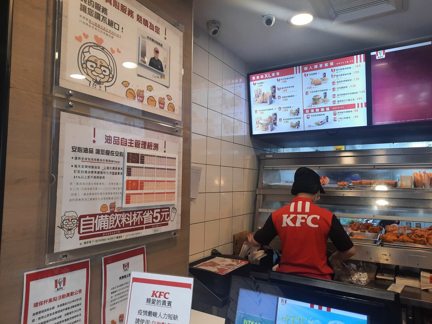 部分連鎖速食店業者已提前完成張貼標示。 圖:新北市環保局提供 部分連鎖速食店業者已提前完成張貼標示。 圖:新北市環保局提供