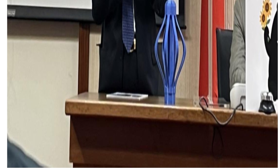 中山醫院院長陳文哲先前與長庚大學共同研發可擴張脊椎延長系統,可用0.5公分傷口小手術裝入並舒緩脊椎問題。 圖:福和會提供 中山醫院院長陳文哲先前與長庚大學共同研發可擴張脊椎延長系統,可用0.5公分傷口小手術裝入並舒緩脊椎問題。 圖:福和會提供