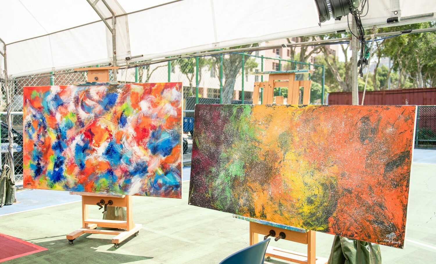 開工祈福祭祀現場彭雄渾特地將自己的作品帶來現場與與會貴賓介紹。 圖:林口區公所提供 開工祈福祭祀現場彭雄渾特地將自己的作品帶來現場與與會貴賓介紹。 圖:林口區公所提供