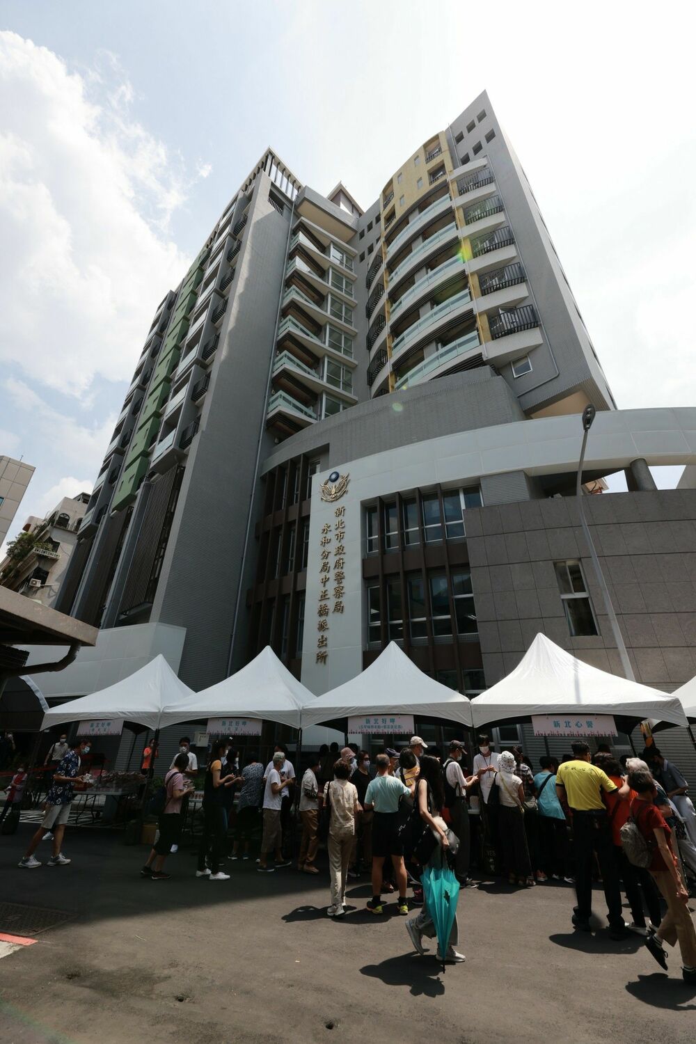 新北市中正橋派出所及青年社會住宅整體外觀。 圖:新北市城鄉局提供 新北市中正橋派出所及青年社會住宅整體外觀。 圖:新北市城鄉局提供