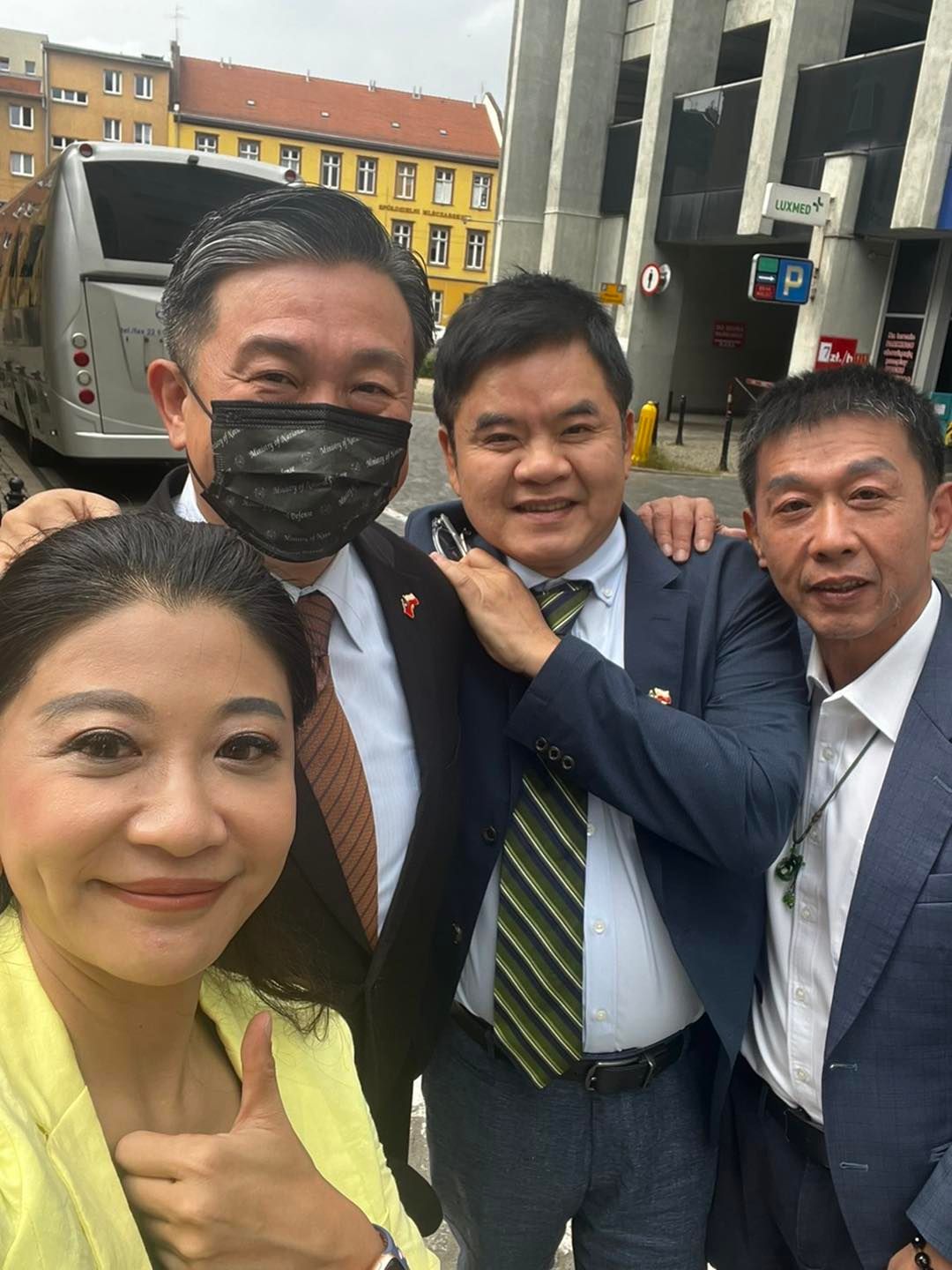 立委王定宇確診,卻貼出一張與同行無戴罩團員的合照,更在臉書上寫下:「友情勝疫情啊!」 圖:翻攝自王定宇臉書 立委王定宇確診,卻貼出一張與同行無戴罩團員的合照,更在臉書上寫下:「友情勝疫情啊!」 圖:翻攝自王定宇臉書