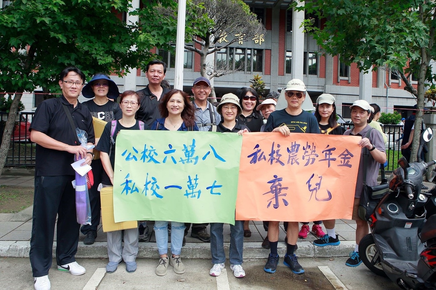 私校教師年金改革聯盟9月3日近百人赴教育部前陳情,抨擊年金改革委員會中獨缺私校代表,不具正當性。 圖:私校盟提供 私校教師年金改革聯盟9月3日近百人赴教育部前陳情,抨擊年金改革委員會中獨缺私校代表,不具正當性。 圖:私校盟提供