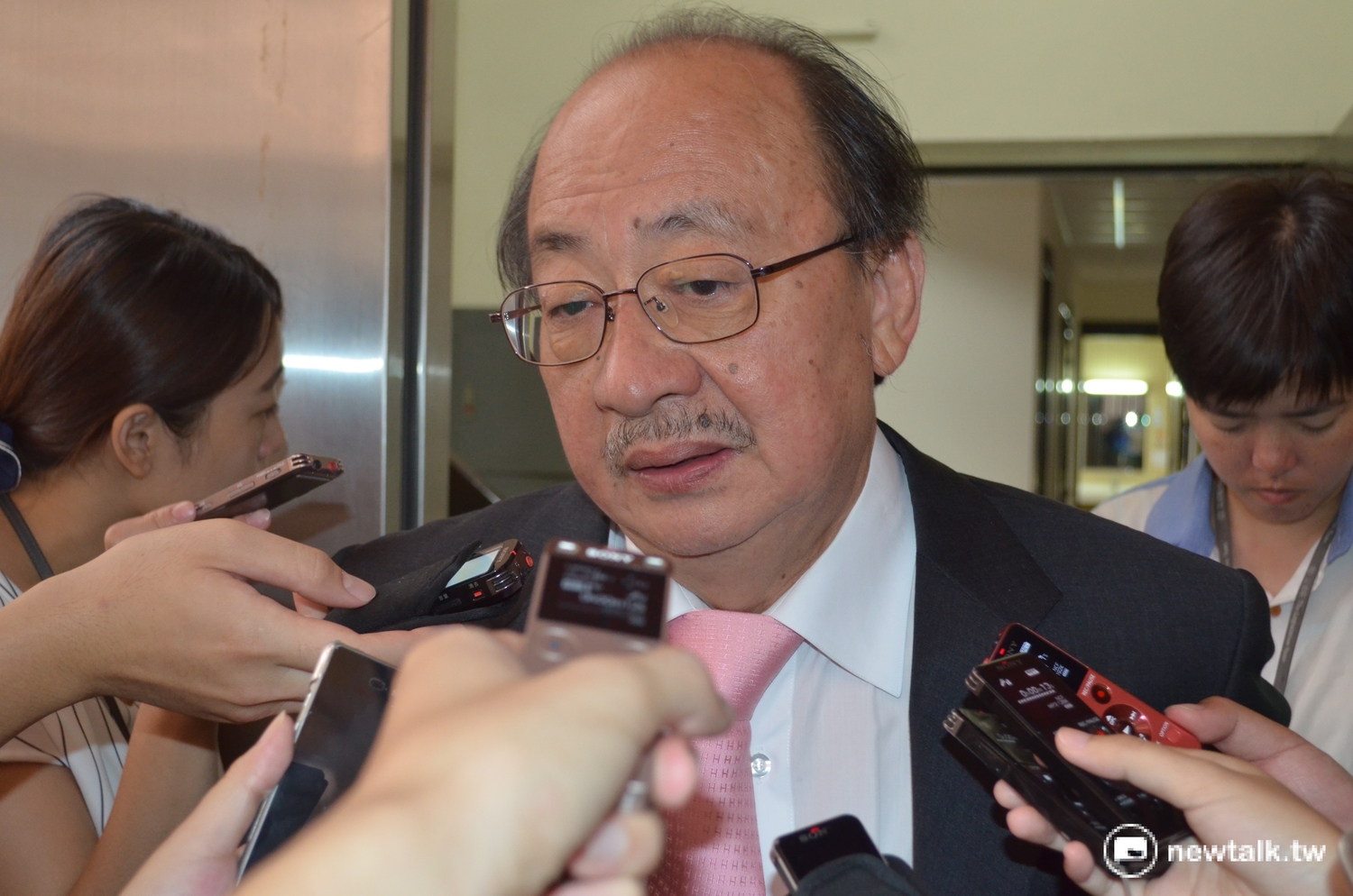 民進黨團總召柯建銘12日表示,新會期的優先法案,將於晚上的行政立法協調會報中敲定優先順序。 圖:柯昱安/攝 民進黨團總召柯建銘12日表示,新會期的優先法案,將於晚上的行政立法協調會報中敲定優先順序。 圖:柯昱安/攝