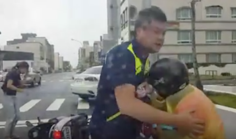 台南市一名老婦人為了騎車接送小孩下課,不堪強風吹襲導致機車倒在一旁,所幸開車路過的民眾及時伸出援手。 圖:翻攝自臉書影片 台南市一名老婦人為了騎車接送小孩下課,不堪強風吹襲導致機車倒在一旁,所幸開車路過的民眾及時伸出援手。 圖:翻攝自臉書影片