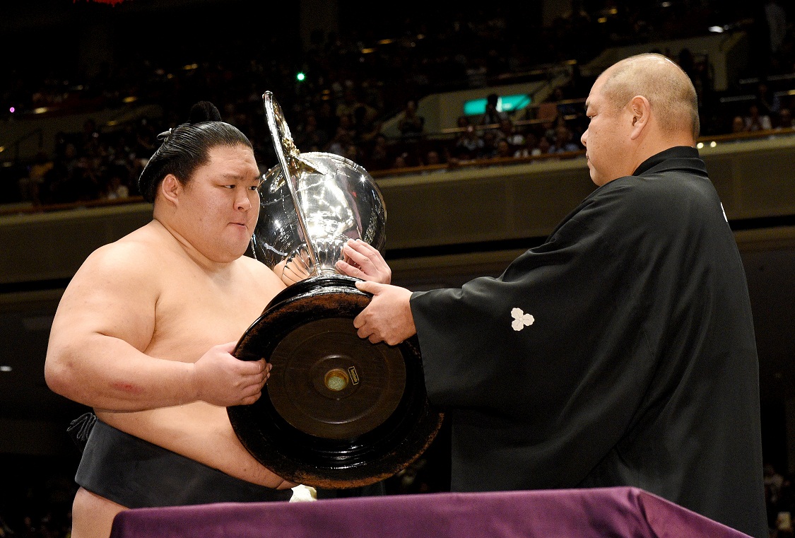 2016年9月25日優勝頒獎典禮上,豪榮道(左)接下獎盃。 2016年9月25日優勝頒獎典禮上,豪榮道(左)接下獎盃。