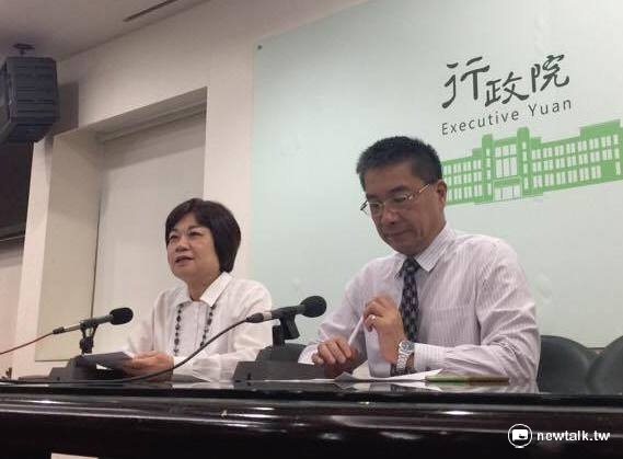 行政院秘書長陳美伶(左)3日下午召開記者會,說明「執政決策協調會報」結論及政院立場。 行政院秘書長陳美伶(左)3日下午召開記者會,說明「執政決策協調會報」結論及政院立場。