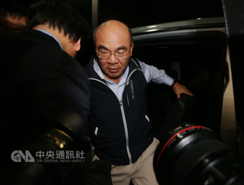 4日中午12點半,蔡友才和王起梆2人訊後遭檢方依違反證券交易法、金控法、銀行法、偽造文書等罪,聲押禁見。圖為蔡友才。 圖:中央社 4日中午12點半,蔡友才和王起梆2人訊後遭檢方依違反證券交易法、金控法、銀行法、偽造文書等罪,聲押禁見。圖為蔡友才。 圖:中央社