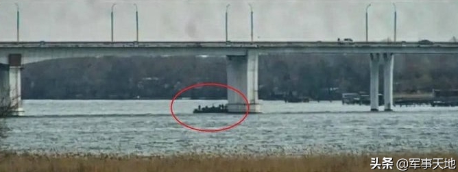 為防止烏軍反擊,俄軍也在赫爾松附近的第聶伯河的安東諾夫斯基大橋埋放炸藥。 圖 : 翻攝自頭條/軍事天地(資料照) 為防止烏軍反擊,俄軍也在赫爾松附近的第聶伯河的安東諾夫斯基大橋埋放炸藥。 圖 : 翻攝自頭條/軍事天地(資料照)