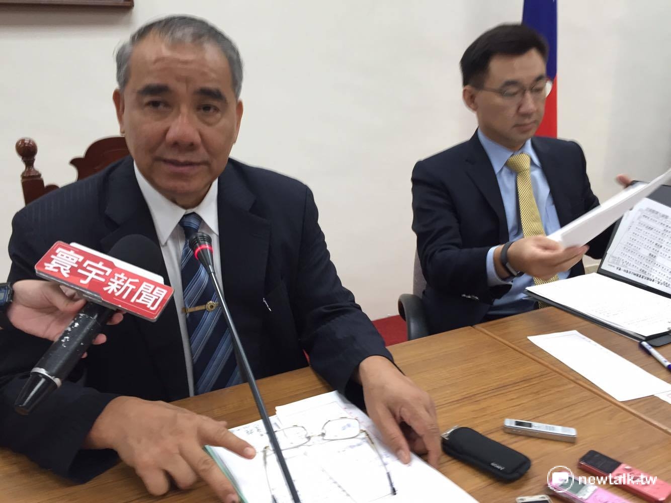 針對婚姻平權修法,國民黨團總召廖國棟(左)受訪時表示,26日當天審婚姻平權法案已經建議黨內立委別出席。 針對婚姻平權修法,國民黨團總召廖國棟(左)受訪時表示,26日當天審婚姻平權法案已經建議黨內立委別出席。
