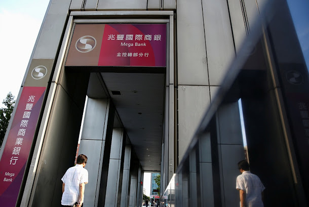 兆豐金控18日舉行媒體春酒,董事長張兆順表示,今年將是兆豐金的轉型年。圖為兆豐金控總部大樓。 兆豐金控18日舉行媒體春酒,董事長張兆順表示,今年將是兆豐金的轉型年。圖為兆豐金控總部大樓。