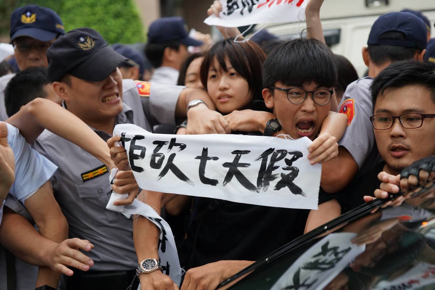 《勞基法》修法「一例一休、砍7天假」引發勞資雙方爭論。行政院將爭取儘速通過,勞工則發起25日遊行抗議。 《勞基法》修法「一例一休、砍7天假」引發勞資雙方爭論。行政院將爭取儘速通過,勞工則發起25日遊行抗議。