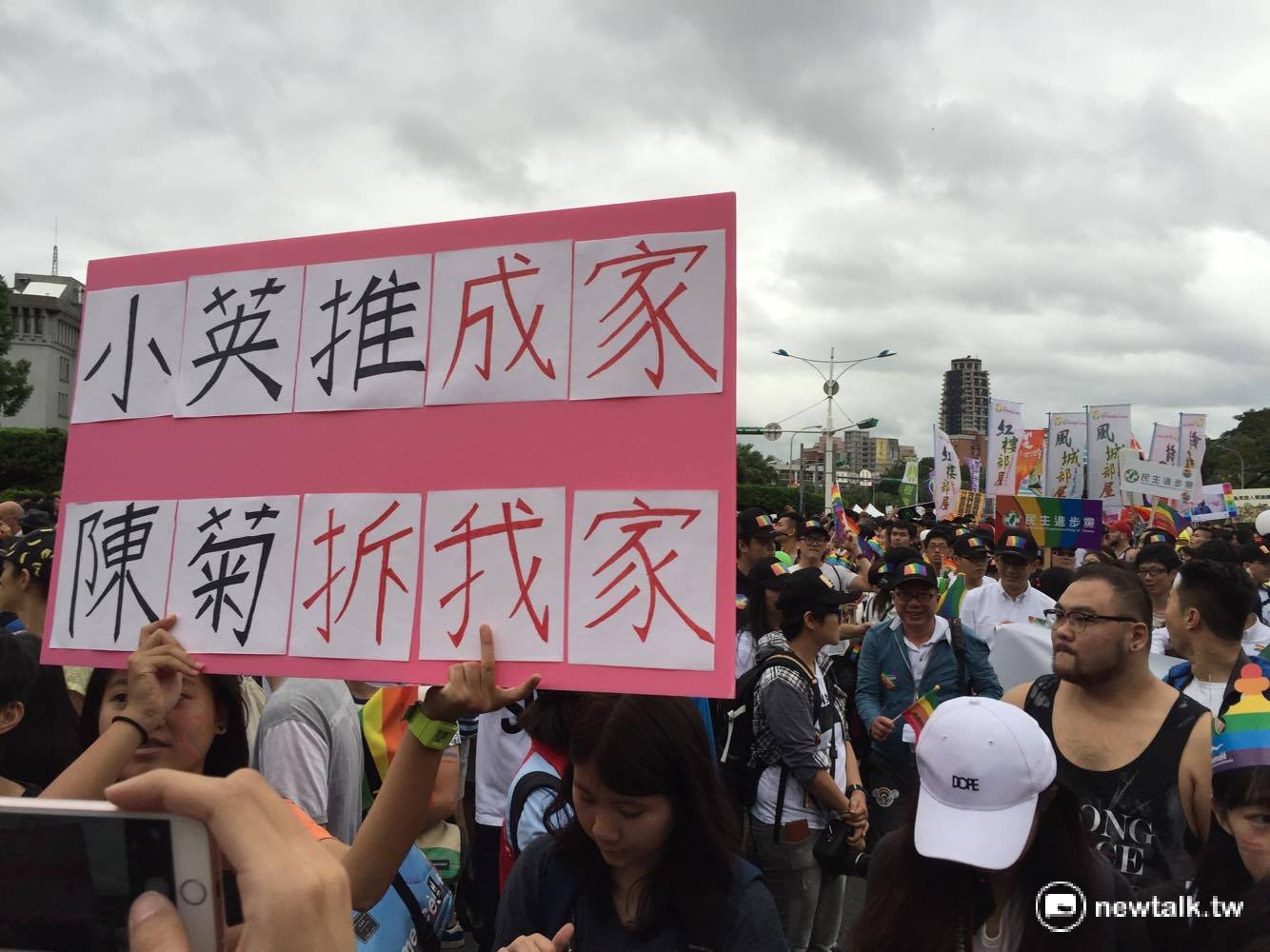 勞團29日現身同志大遊行現場抗議民進黨砍國定7天假爭議。 圖:鄭佑漢/攝 勞團29日現身同志大遊行現場抗議民進黨砍國定7天假爭議。 圖:鄭佑漢/攝
