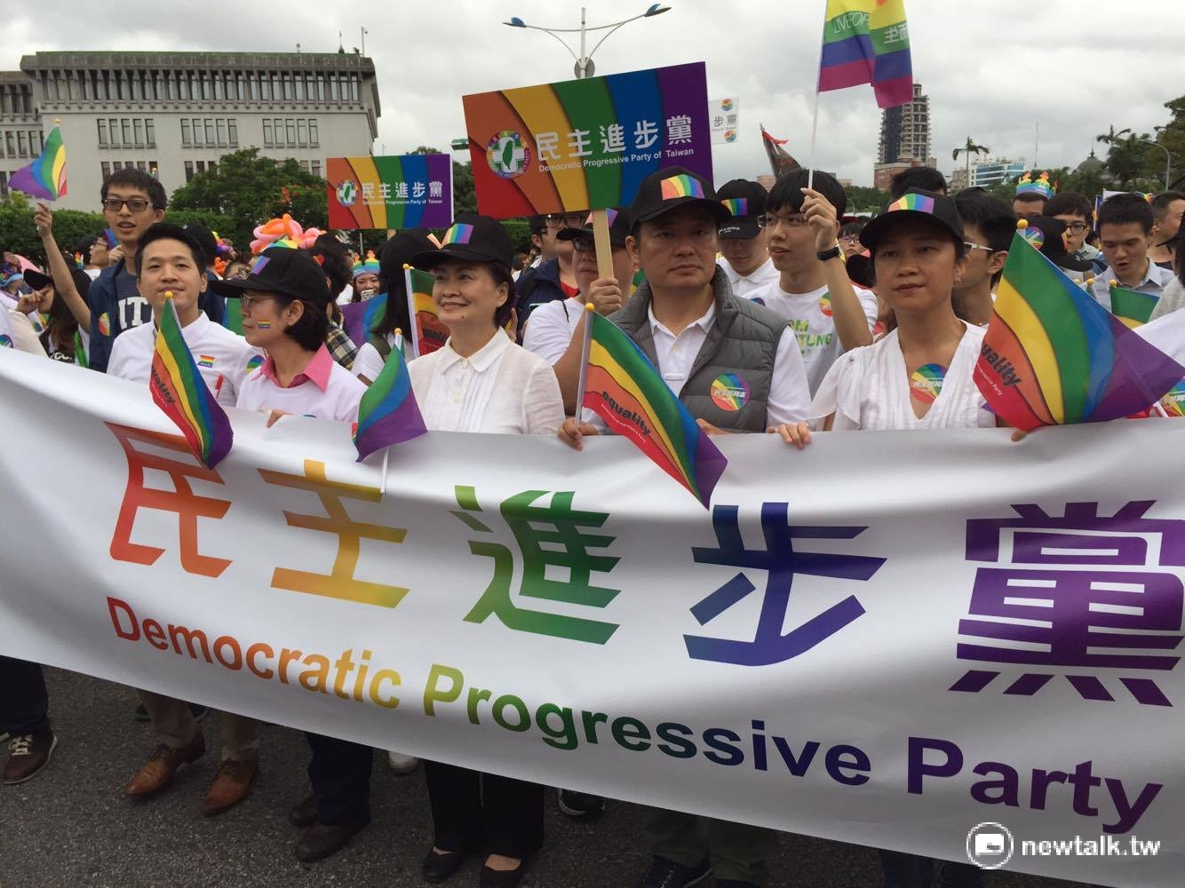 民進黨立委29日到同志大遊行現場聲援。 圖:鄭佑漢/攝 民進黨立委29日到同志大遊行現場聲援。 圖:鄭佑漢/攝